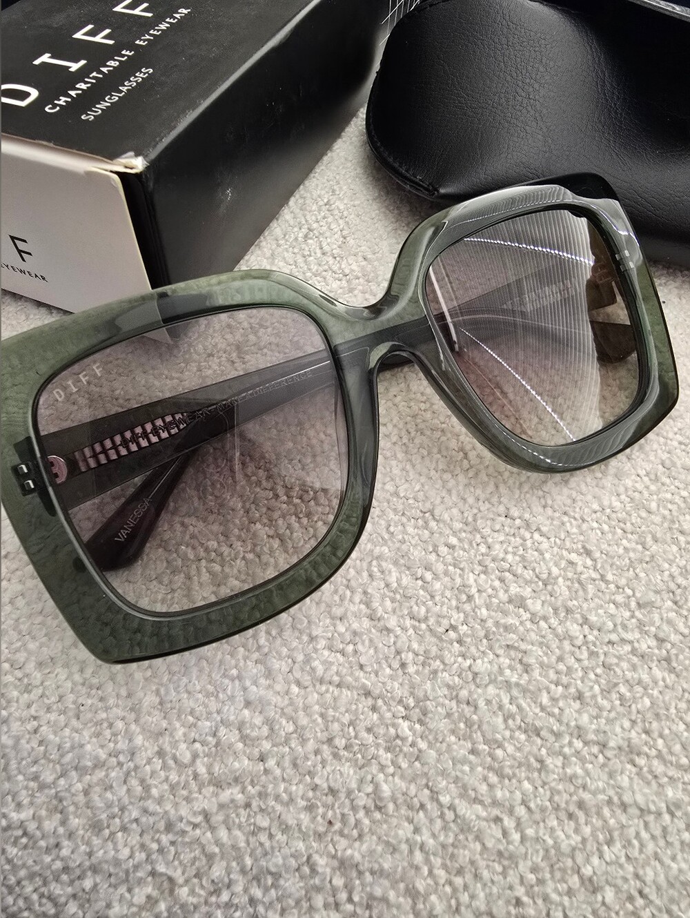 NWOT! DIFF Eyewear, Vanessa , Olive Green With Gradiant Lense - Picture 2 of 10
